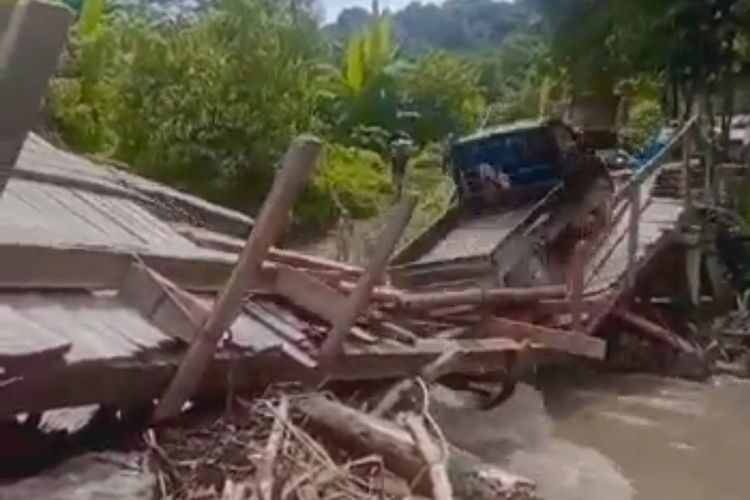AMBRUK: Jembatan kayu yang menghubungkan 3 Desa di Kabupaten Kolaka Timur ambruk diterjang banjir.