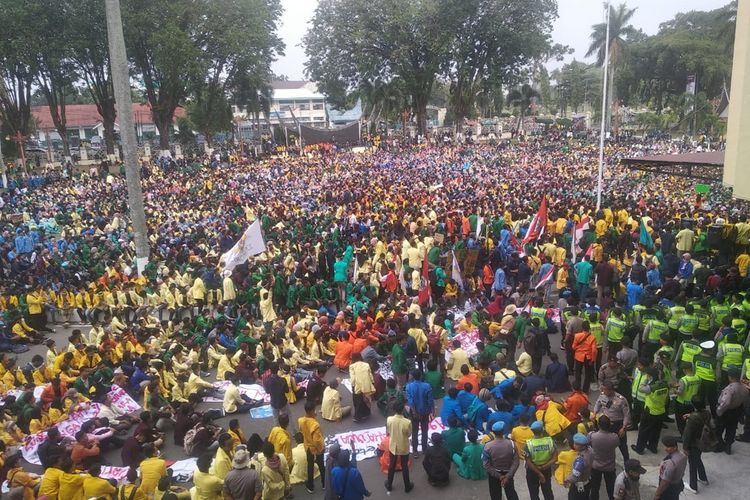 Ribuan mahasiswa mengepung kantor gubernur Sumbar menuntut kasus karhutla dituntaskan, Selasa (24/9/2019)