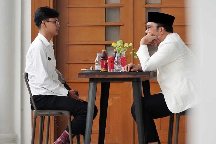 Gubernur Jawa Barat Ridwan Kamil saat menemui menemui Husein Ali Rafsanjani di Gedung Sate, Kota Bandung, Jawa Barat, Rabu (10/5/2023).