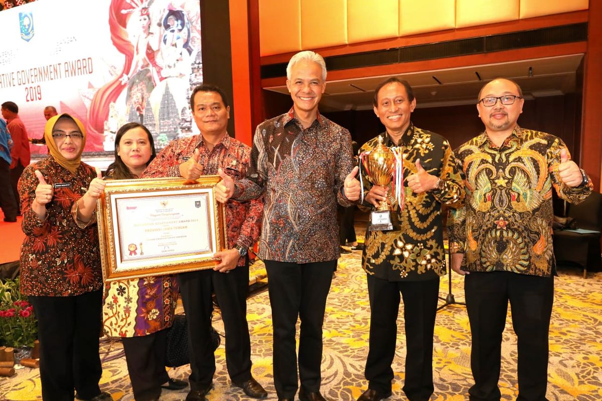 Gubernur Jawa Tengah (Jateng) Ganjar Pranowo berfoto bersama jajarannya usai Pemerintah Provinsi (Pemprov Jateng) menerima penghargaan menjadi yang terbaik dalam Innovative Government Award (IGA) 3 di Hotel Borobudur Jakarta, Senin (7/10/2019).