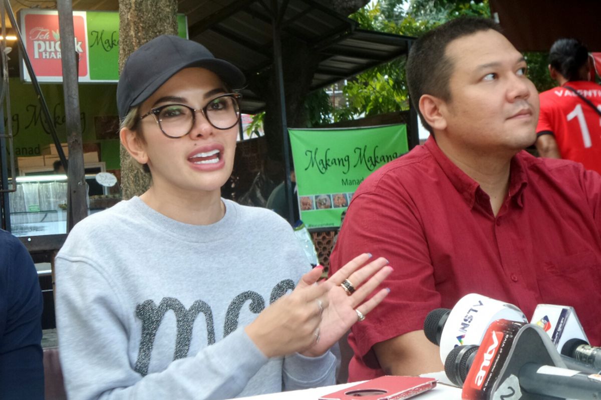 Artis peran Nikita Mirzani diabadikan dalam jumpa pers di Food Garden, Kemang, Jakarta Selatan, Rabu (4/9/2017).