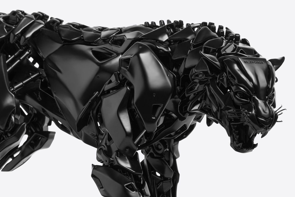 Balenciaga meluncurkan koleksi terbaru berwujud patung harimau yang dibalut dengan warna hitam metalik. Patung ini dibuat oleh seniman asal Shanghai, Nik Kosmas.