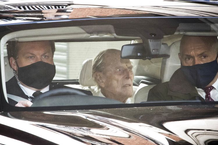 Pangeran Philip dari Inggris, tengah, saat meninggalkan rumah sakit King Edward VII di belakang mobil di London, Selasa, 16 Maret 2021.