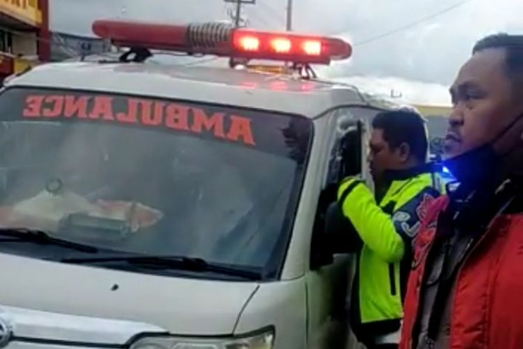 Patroli Jalan Raya (PJR) Direktorat Lalulintas Polda Sulsel mengamankan sebuah ambulans yang mengangkut sebuah motor tanpa dokumen berupa BPKB dan STNK dengan ugal-ugalan di jalan trans Sulsel di Kabupaten Maros.