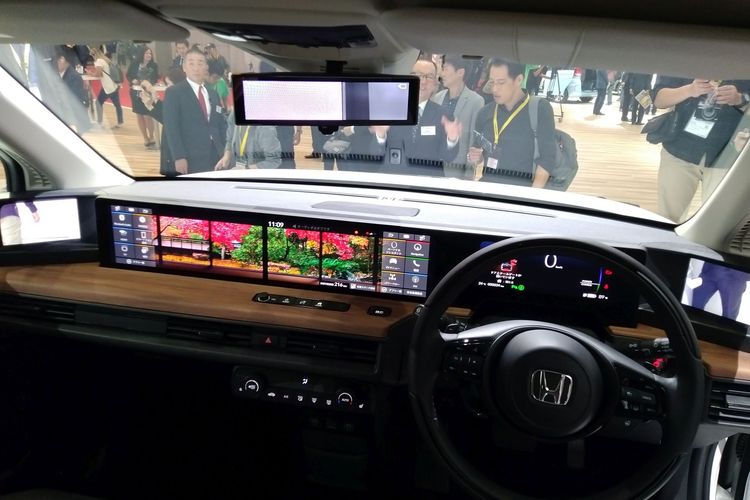 kabin Honda e dengan banyak layar dan spion model kamera