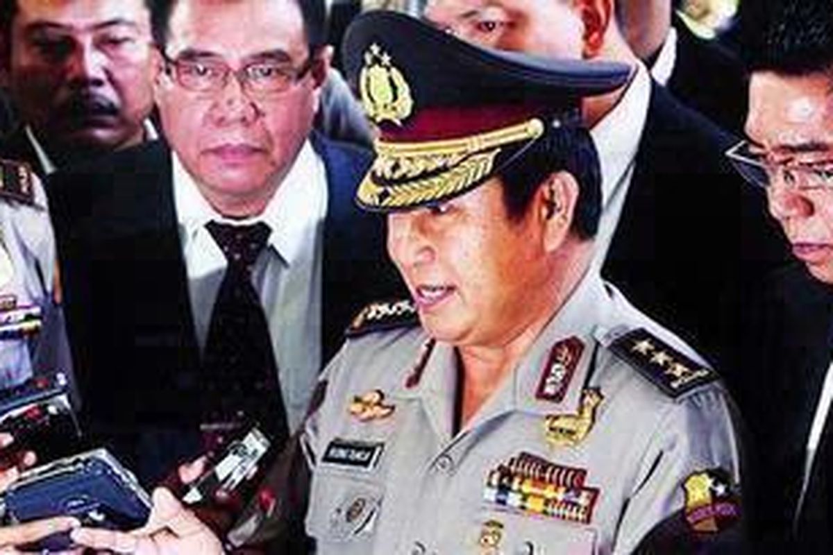 Mantan Kepala Badan Reserse Kriminal Komisaris Jenderal Susno Duadji saat tiba di Markas Besar Polri untuk menjalani pemeriksaan sebagai saksi terkait dengan kasus penangkaran arwana, Jakarta, Senin (10/5/2010).