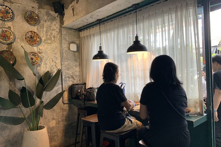 Lantai 1 Uma Oma Cafe Blok M, Jakarta Selatan.