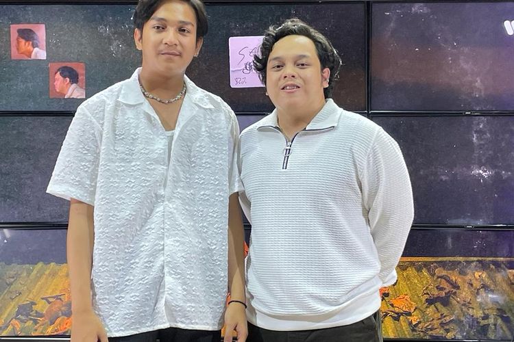 Personel Daun Jatuh, Verrel Alvirizky sebagai vokalis (kanan) dan Timothy GunungTua sebagai gitaris (kiri) dalam perilisan mini album Seruni, Rabu (25/10/2023).