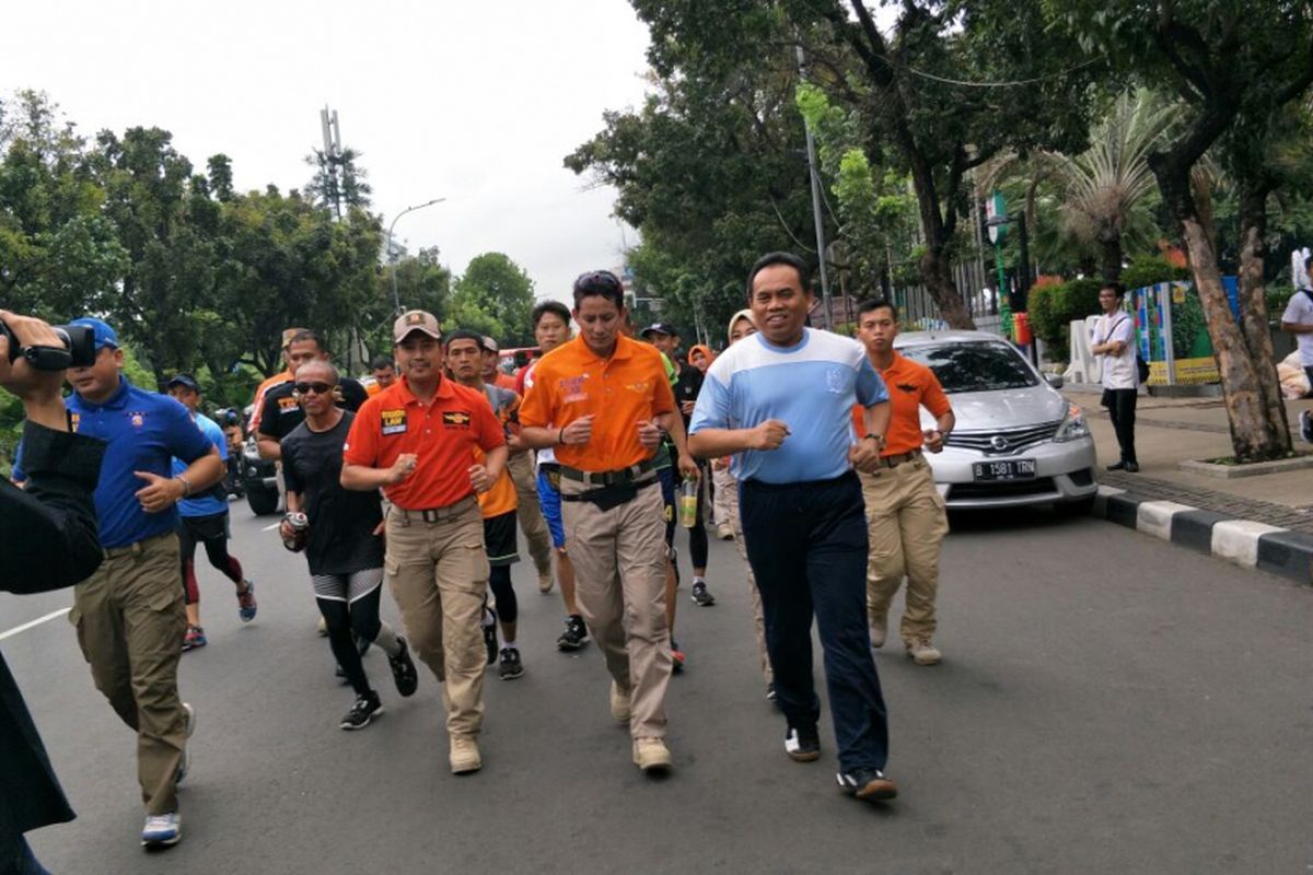 Wakil Gubernur DKI Jakarta Sandiaga Uno lari bersama Satpol PP DKI Jakarta, Jumat (12/1/2018). Sandiaga didampingi Kepala Satpol PP DKI Jakarta Yani Wahyu dan Sekretaris Daerah DKI Saefullah.