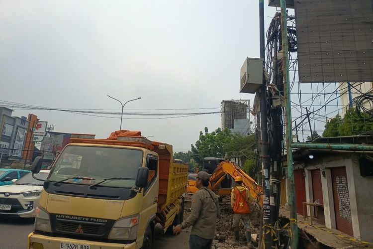 Proyek Drainase Jalan Raya Serpong Tangsel Picu Macet 4 Kilometer, Warga Keluhkan Debu