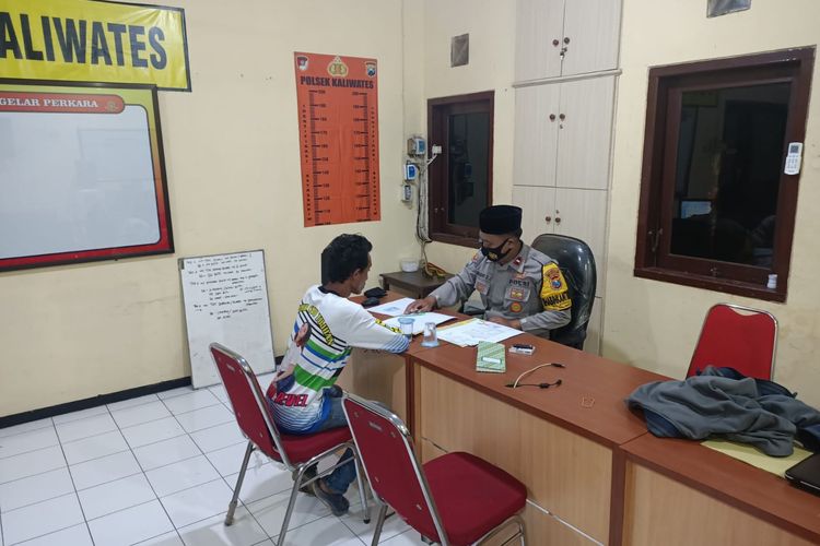 Pelaku peganiayaan terhadap anak sendiri saat diamankan Polsek Kaliwates, Jember 