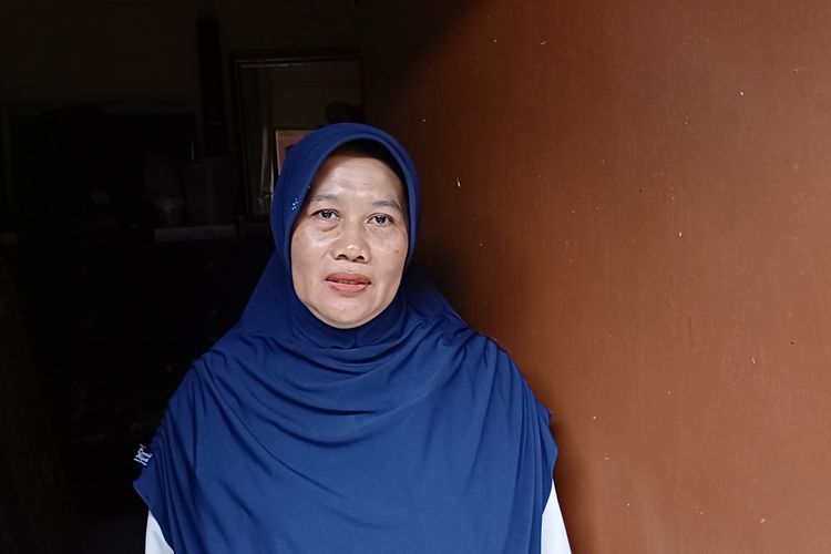 Seorang Ibu Rumah Tangga (IRT) bernama Suherni (47) saat ditemui Kompas.com di kawasan Kabagusan, Pasar Minggu, Jakarta Selatan, Senin (26/2/2024).