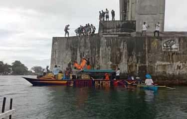 Heboh, Mayat Pria Tergeletak di Jembatan Merah Putih Ambon ...