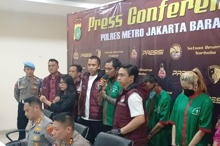 Momen Virgoun Pakai Baju Tahanan dan Tangan Diborgol, Diekspos Saat Konpers di Kantor Polisi