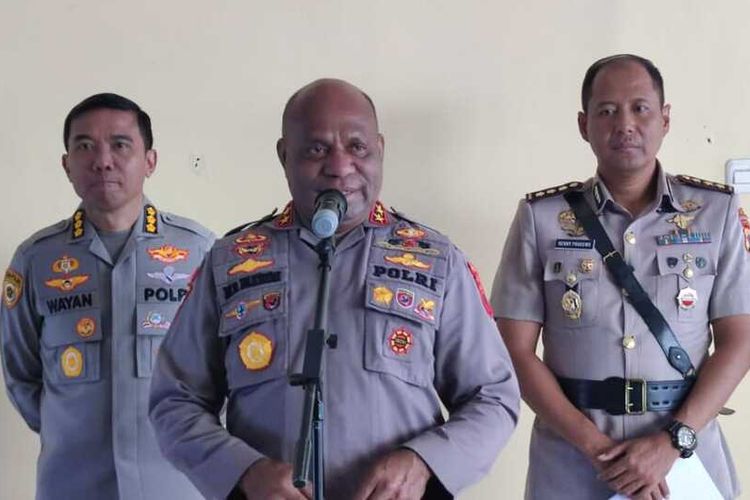 Papua Police Chief Inspector General Mathius D. Fakhiri (center) speaks during an event. Accompanying him were Papua Police spokesperson Senior Commissioner Ignatius Benny Ady Prabowo (right) and Papua Police bureau head of human resources Senior Commissioner I Wayan Gede Ardana. 