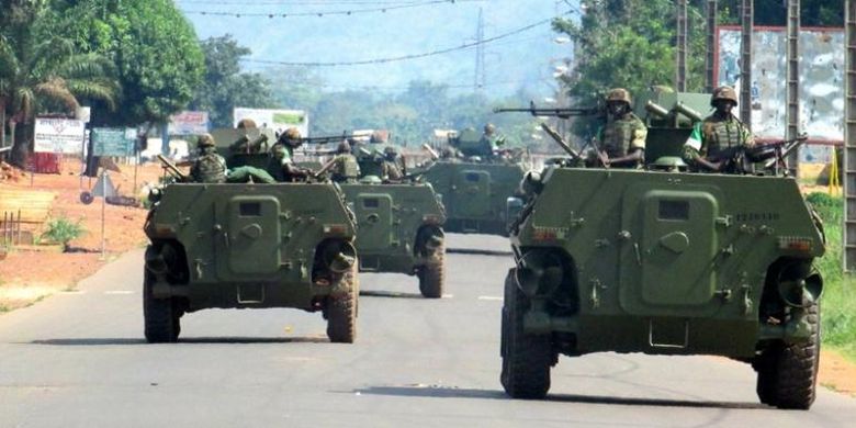 Pasukan perdamaian Uni Afrika (MISCA) tengah berpatroli menggunakan kendaraan lapis baja di jalanan ibu kota Republik Afrika Tengah, Bangui. 