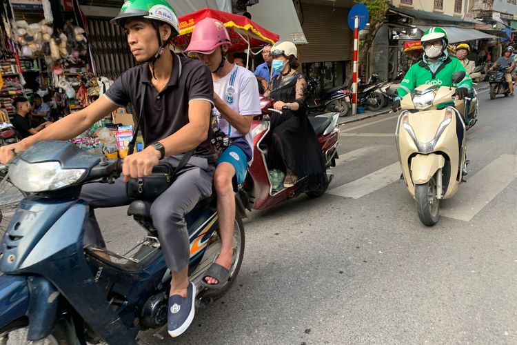 Kondisi lalu lintas di jalanan Kota Hanoi, Vietnam pada Mei 2024.