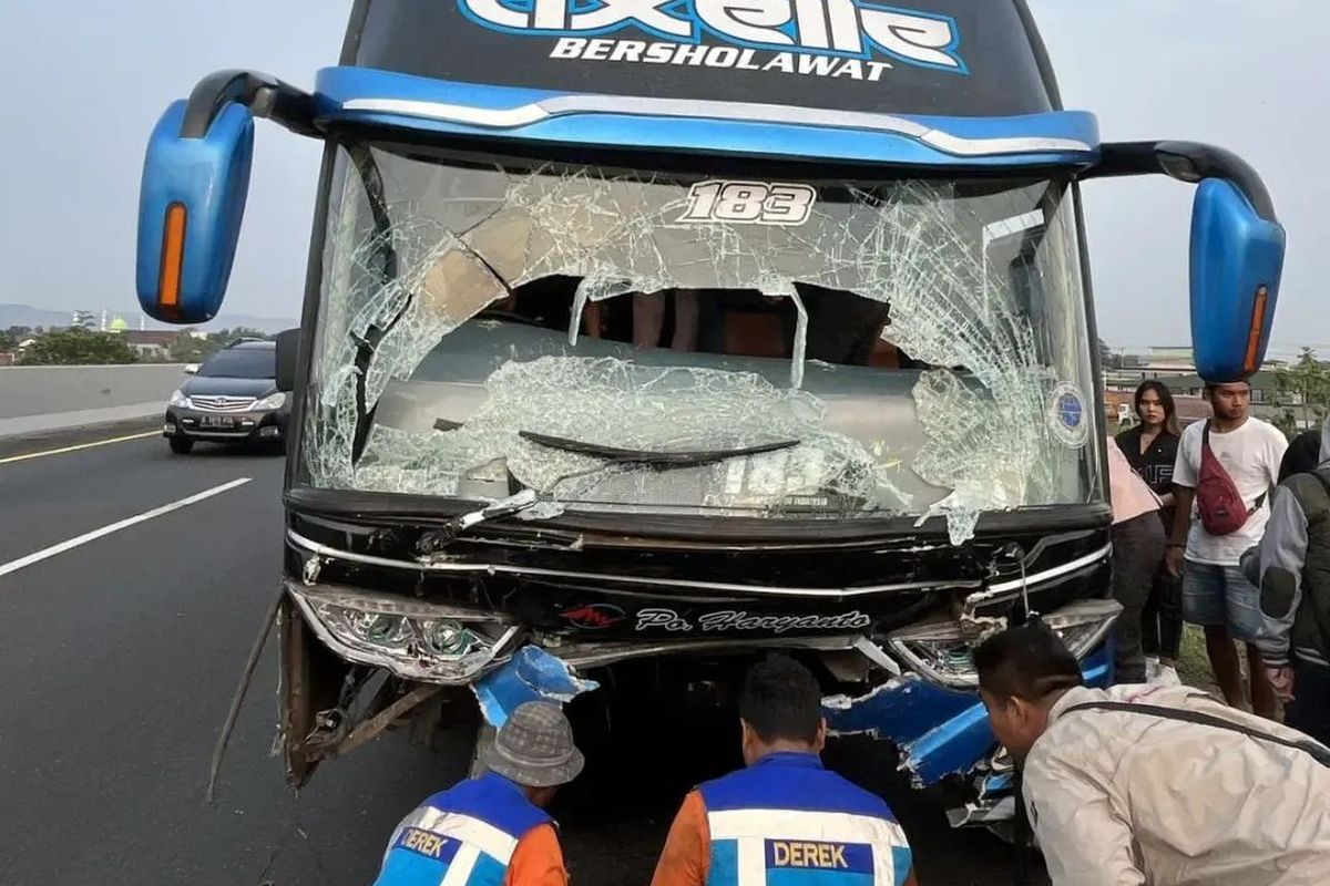 Bus PO Haryanto usai alami kecelakaan
