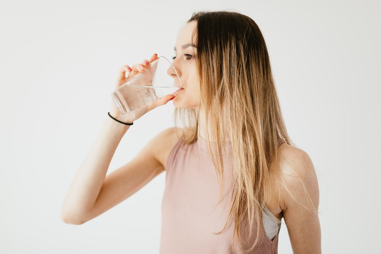 Ilustrasi minum air putih karena haus. Mudah haus bisa menjadi ciri-ciri diabetes tipe 2.