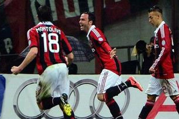 Striker AC Milan, Giampaolo Pazzini (tengah) saat merayakan gol pertamanya ke gawang Catania pada lanjutan Serie-A, Minggu (28/4/2013). Ia mencetak dua gol dalam pertandingan yang berakhir 4-2 untuk Milan tersebut. 