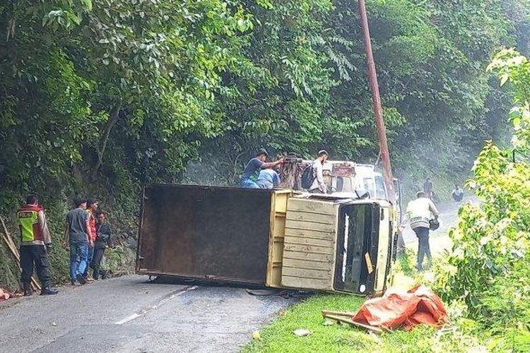 Evakuasi truk wisatawan terguling di tanjakan Cikidang Sukabumi kawasan Palabuhan Ratu, Jumat (6/5/2022). 
