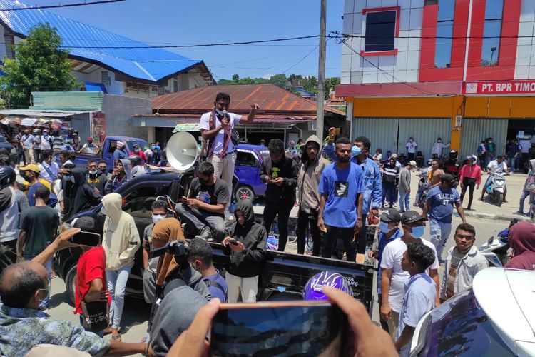 Simpatisan Wali Kota Kupang Jefri Riwu Kore, menggelar aksi demonstrasi menolak pelantikan pengurus DPD Partai Demokrat Nusa Tenggara Timur (NTT), Jumat (11/3/2022)