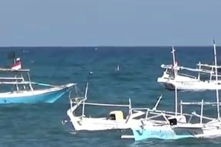 Ilustrasi kapal nelayan dihantam gelombang tinggi