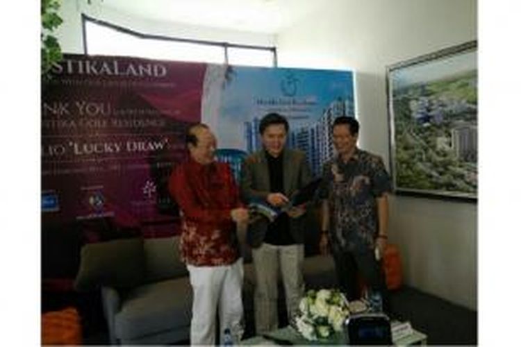 Mustika Land Group melalui anak usaha PT Menara Pelangi berencana meluncurkan tipe baru, Royal Suites, pada apartemen Mustika Golf Residences untuk mengakomodasi kebutuhan pasar ekspatriat. Tampak dalam gambar, Direktur Utama PT Menara Pelangi, David Sudjana (tengah), didampingi Direktur Marketing Mustika Golf Residences, Handry Sutandi, dan praktisi pemasaran properti Muljadi Suhardi, saat memberi keterangan pers di Cikarang, Kabupaten Bekasi, Jawa Barat, Sabtu (28/2/2015).