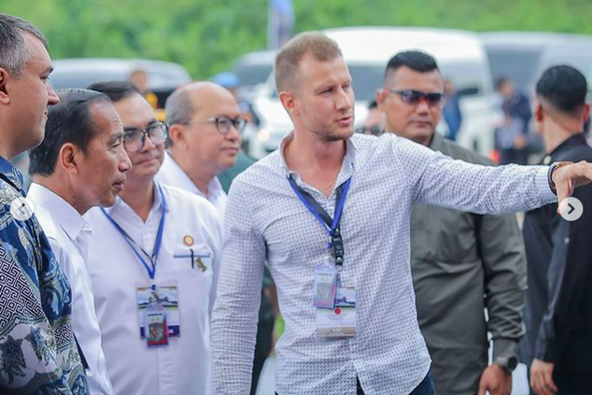 Co-founder Magnum Resort Igor Maximov kanan, sedans menjelaskan proyek Magnum Resort Nusantara di Ibu Kota Nusantara (IKN) kepada Presiden ke-7 RI Joko Widodo