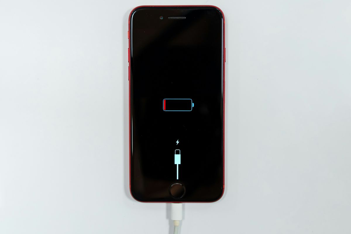 Ilustrasi cas iPhone dengan melepas case atau bingkai pelindung tambahan.
