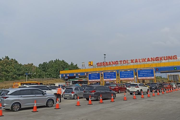 Arus kendaraan mulai menumpuk di Gerbang Tol Kalikangkung Semarang, Jawa Tengah, Jumat (5/4/2024).