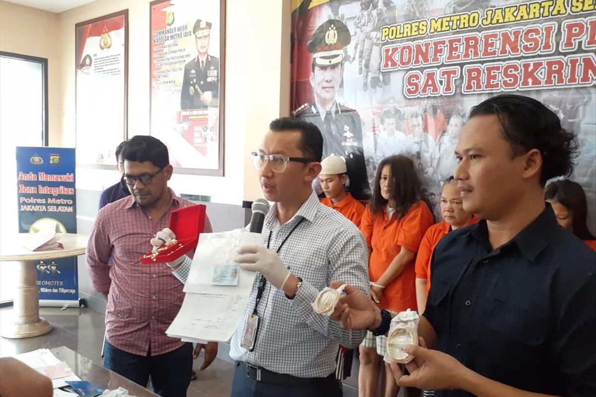 Polisi ringkus komplotan pemalsu emas yang kerap tipu pegadaian, Kamis (8/8/2019)