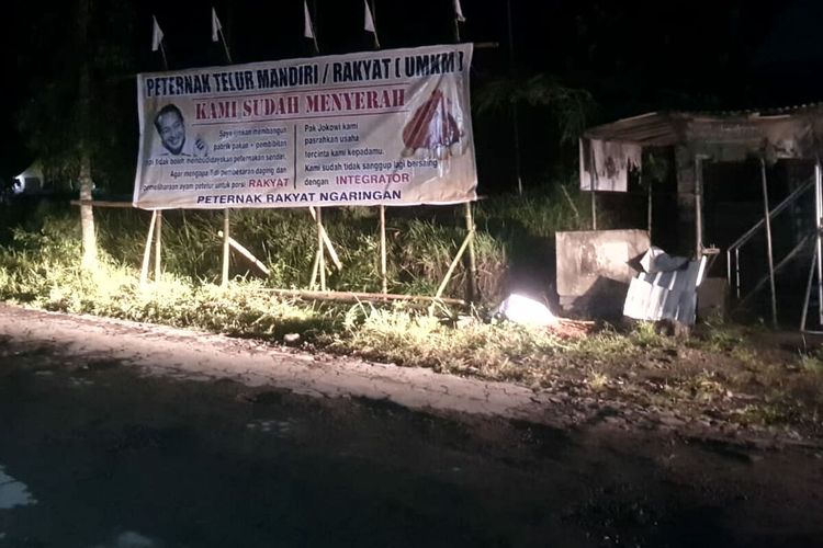 Spanduk berisi keluhan peternak ayam petelur rakyat terpasang di puluhan titik di wilayah Suruhwadang, Kecamatan Kademangan, Kabupaten Blitar, Jumat (18/2/2022)