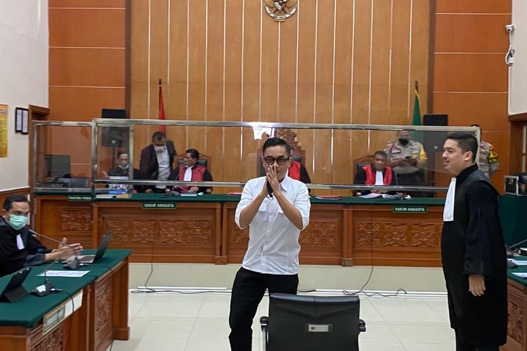 Eks Kapolres Bukittinggi AKBP Dody Prawiranegara dalam persidangan pembacaan duplik di Pengadilan Negeri Jakarta Barat, Rabu (26/4/2023). 