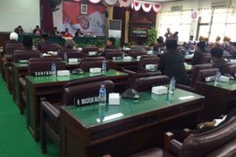 Kursi kosong anggota DPRD Pamekasan dalam sidang paripurna mendengarkan Pidato Presiden RI, Joko Widodo, Jumat (14/8/2015) pagi. 