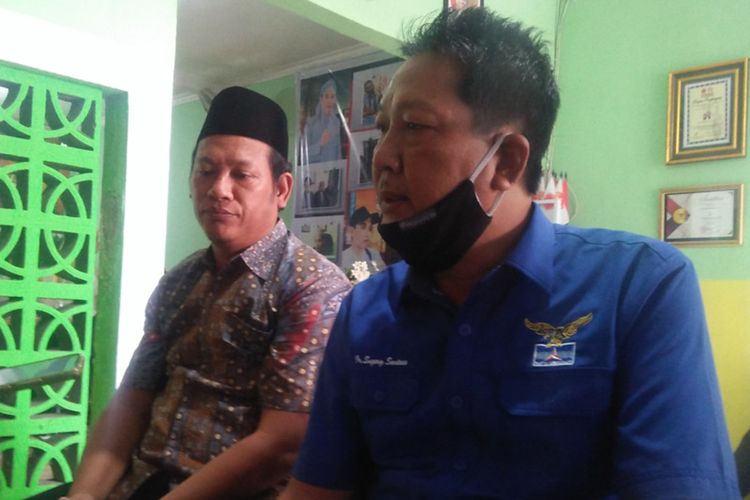 Wakil Sekretaris DPC PD Lamongan Sugeng Santoso (kanan) saat memberikan keterangan kepada awak media, Selasa (24/8/2021).