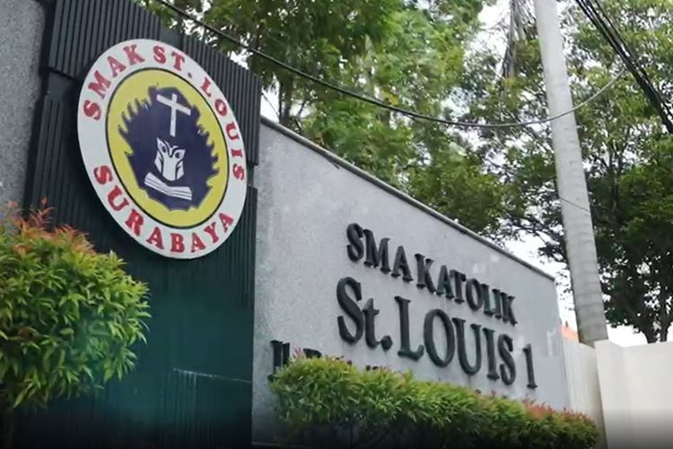 SMA Katolik St. Louis 1Surabaya menempati posisi 1 dalam daftar SMA terbaik di Jawa Timur versi LTMPT berdasarkan nilai UTBK SBMPTN 2022.