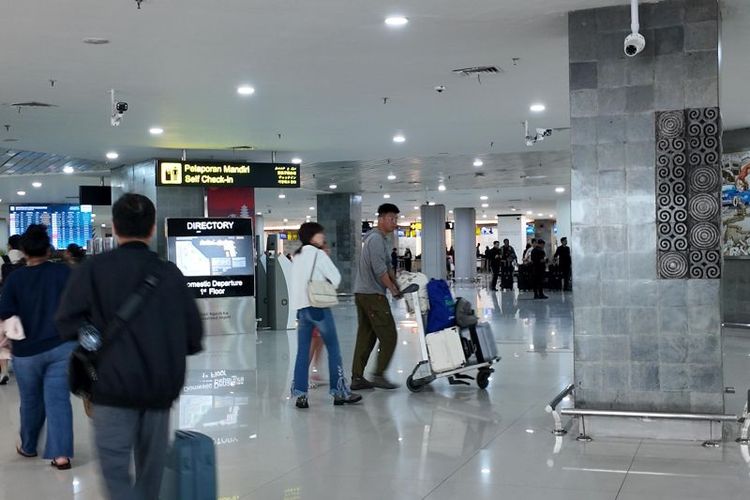 Suasana penumpang di Bandara I Gusti Ngurah Rai di tengah situasi cuaca ekstrem di Denpasar, Bali, Selasa 24/2/2026. 