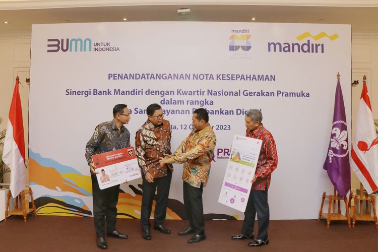 Kegiatan penandatanganan kerja sama antara Bank Mandiri dengan Kwartir Nasional Gerakan Pramuka (Kwarnas) dalam pemanfaatan ekosistem digital Bank Mandiri di Jakarta, Kamis (12/10/2023).