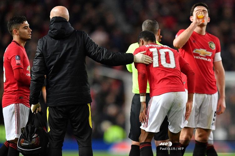 Penyerang Manchester United, Marcus Rashford, mendapat perawatan setelah terjatuh pada laga replay babak ketiga Piala FA kontra Wolverhampton Wanderers di Old Trafford, Manchester, Kamis (16/1/2020) dini hari WIB.