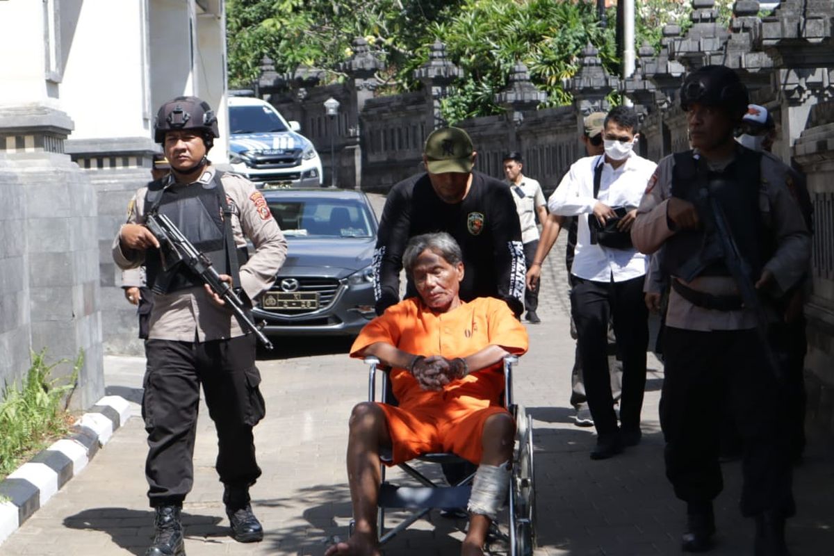 Pelaku pencurian spesialis vila, berinisial PUR (65), duduk di kursi roda saat dihadirkan dalam konferensi pers di Mapolsek Kuta Selatan, Kabupaten Badung, Provinsi Bali, pada Senin (8/7/2024). /Dok. Humas Polresta Denpasar