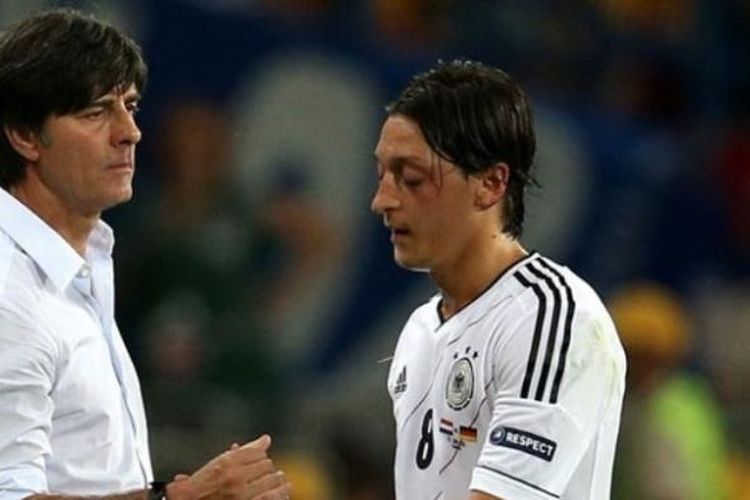 Pelatih Jerman, Joachim Loew (kiri) dan Mesut Oezil (kanan). 