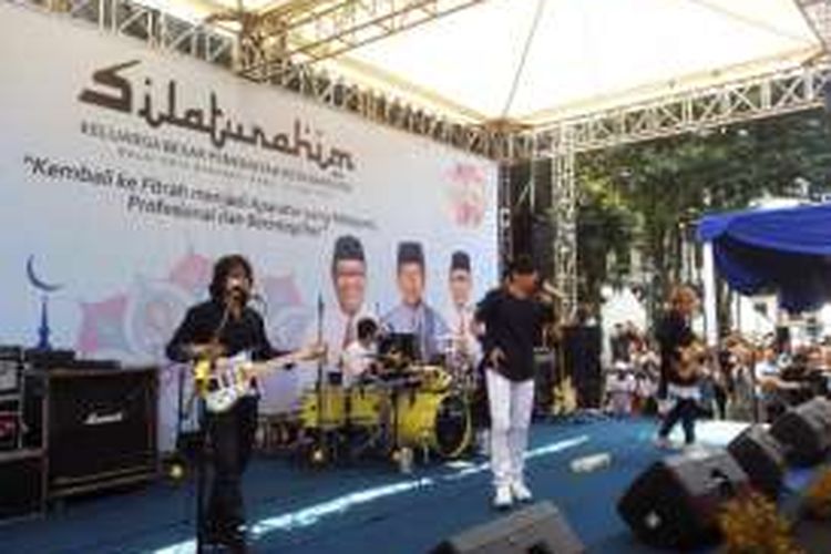 GIGI saat menghibur para PNS Pemkot Bandung dalam acara halalbihalal di Balai Kota Bandung, Rabu (13/7/2016)