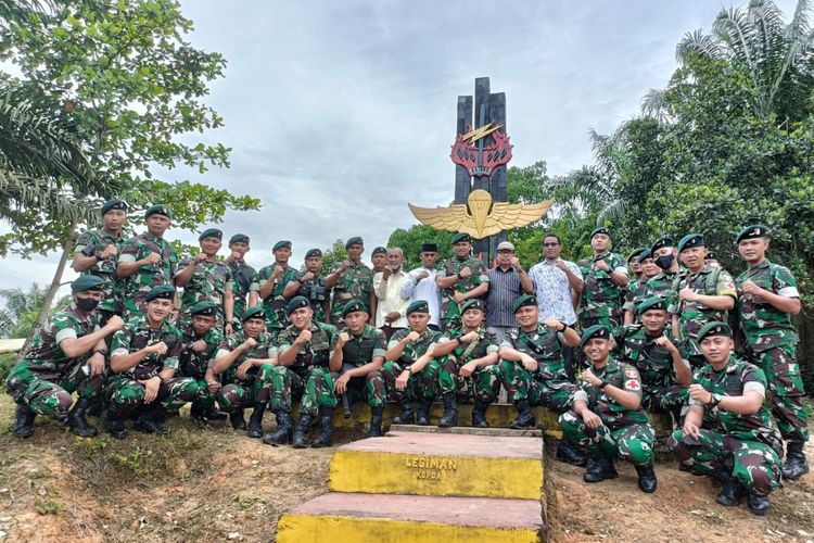 Prajurit Raider 600 Modang Kodam VI Mulawarman mengunjungi Tugu Modang di Kecamatan Kuaro, Kabupaten Paser sebagai tradisi sebelum berangkat ke wilayah operasi.