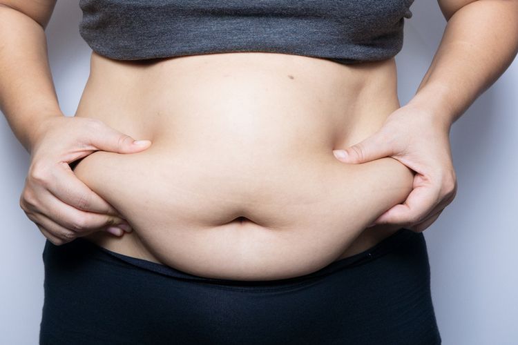 Pola makan yang tidak sehat adalah salah satu penyebab perut buncit pada wanita.