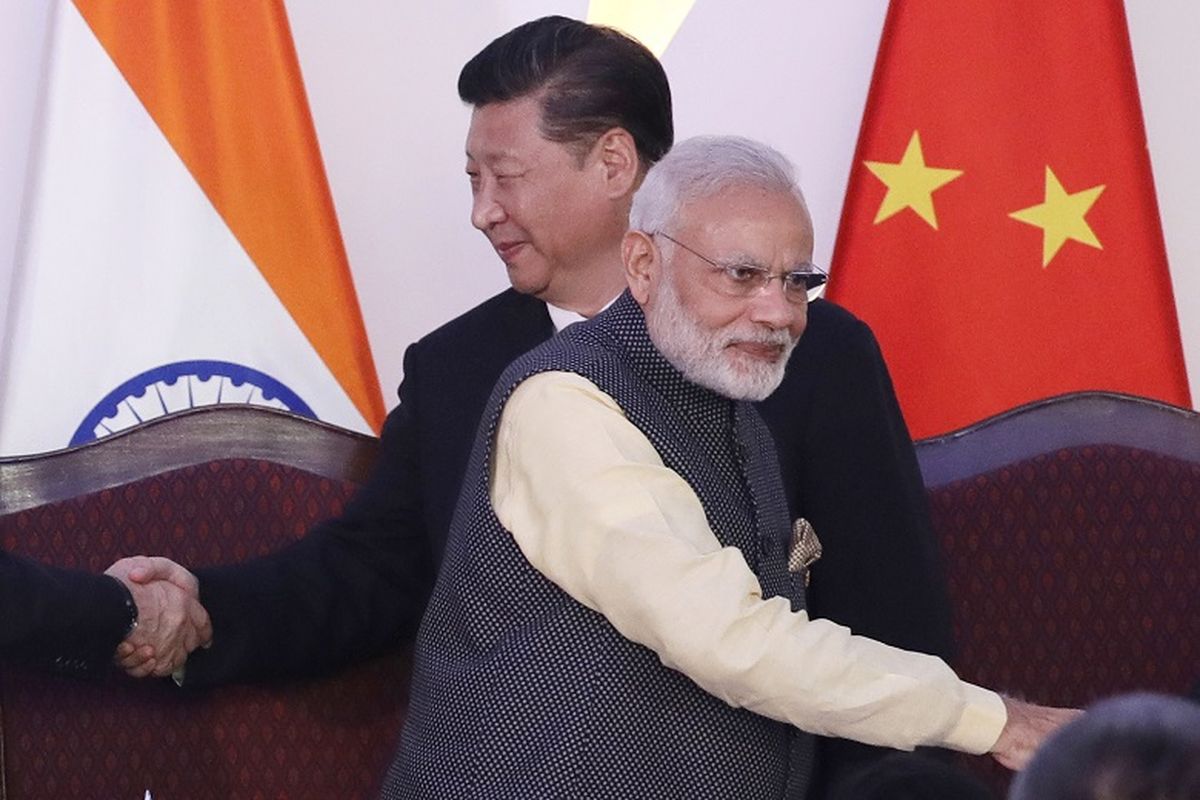Pada 16 Oktober 2016 foto ini menunjukkan Perdana Menteri India Narendra Modi (depan) dan Presiden China Xi Jinping (belakang) berjabat tangan dengan para pemimpin di KTT BRICS di Goa, India. 