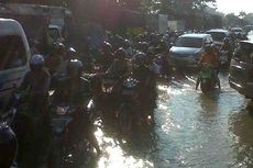 Macet Parah, Jalur Pantura Pasuruan Terendam Banjir
