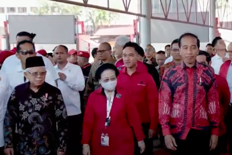 Ketua Umum PDI-P Megawati Soekarno Putri bersama Presiden Jokowi dan Wakil Presiden Ma'ruf Amin hendak memasuki tempat Rakernas IV PDI-P di JIexpo Kemayoran, Jakarta, Jumat (29/9/2023)