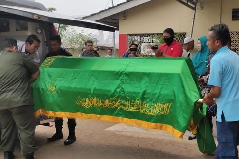 Calon Anggotanya Tewas, Komandan Menwa Unitas Palembang Sujud di Kaki Ibu Korban