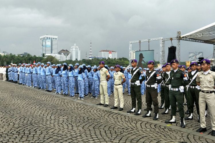 Suasana apel bela negara yang dipimpin Gubernur DKI Jakarta Anies Baswedan di Monas, Selasa (19/12/2017). 